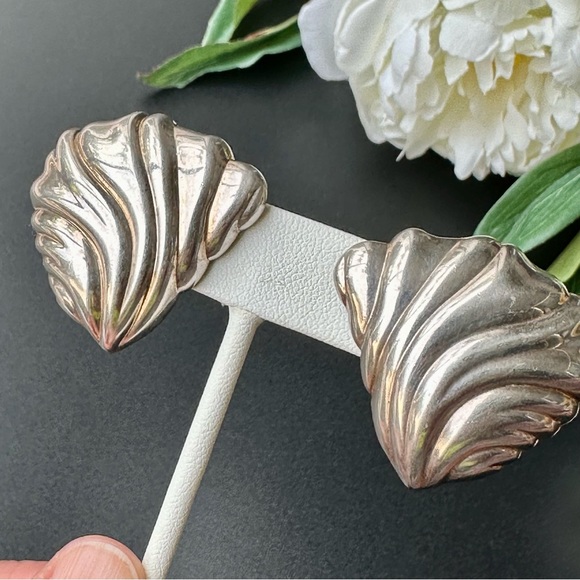 VTG Chr. DIOR Silver Tone Oversized Shell Clip Earrings - Picture 1 of 9